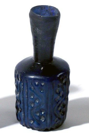 A MOLD-BLOWN DARK BLUE GLASS JAR Islamic Period, 7th-8th century CE. 9.2 cm high...