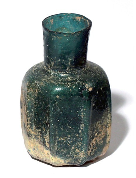 AN OCTAGONAL TURQUOISE GLASS JAR Islamic Period, 7th-9th century CE. 9.2 cm high...