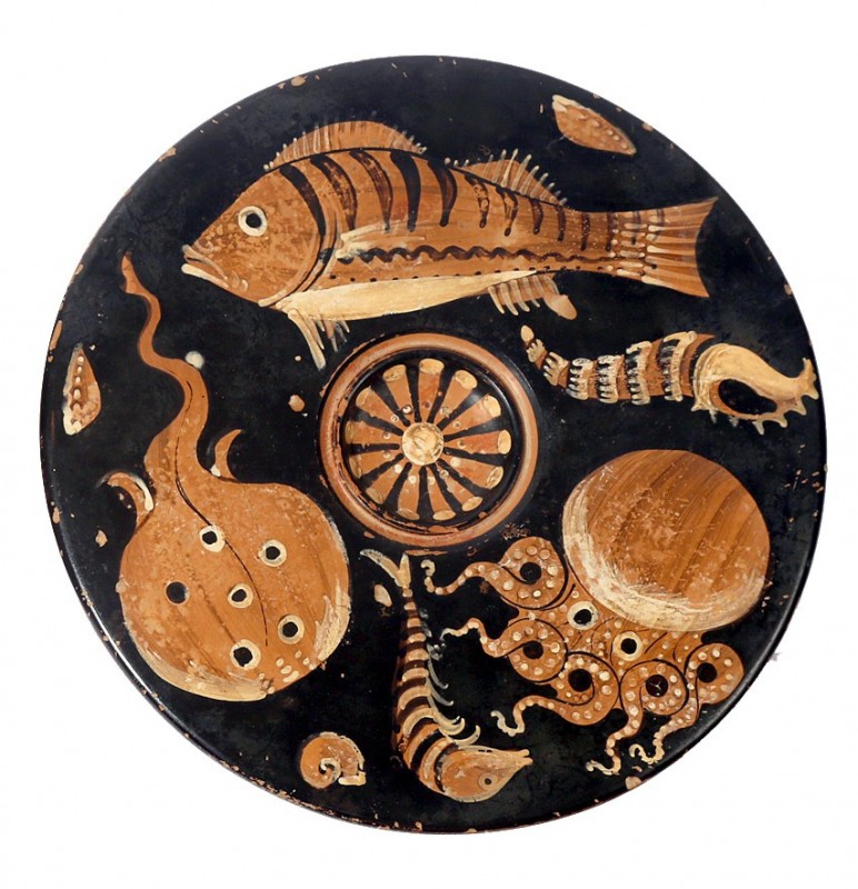 SOUTH ITALIAN TERRACOTTA FISH PLATE 4th century BCE. 22.5 cm in diameter. Red on...