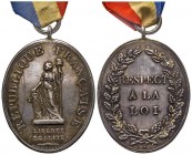 Médaille avec bélière et ruban tricolore, Convention, Respect à la loi, Paris, 1793, AG 32.7 g. 53x43 mm par Maurisset
Avers : REPUBLIQUE FRANÇAISE La...