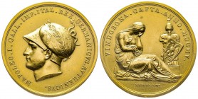Médaille en or, Prise de Vienne, Milan, 1805, AU 62.43 g. 42 mm par Manfredini
Avers : NAPOLEO I GALL IMP ITAL REX GERMANICVS RVTHENICVS
Tête casquée ...