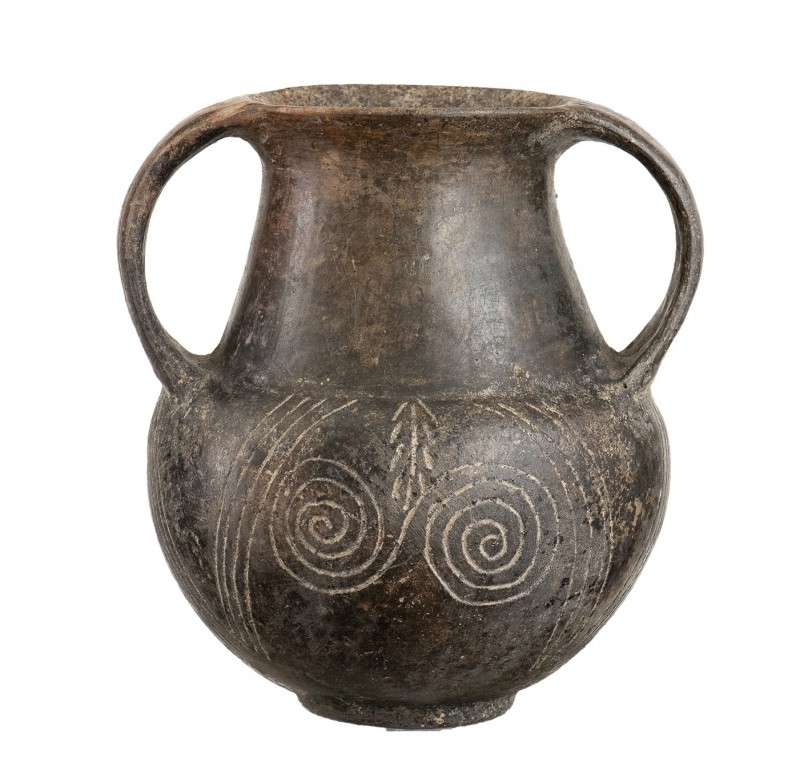 Villanovan Impasto Amphora, 8th century BC; height cm 10; With incised spirals a...