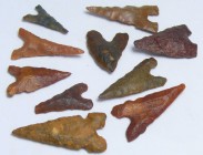 Néolithique - Lot de 10 pointes de flèche en silex
Lot de 10 pointes de flèche en silex provenant du sud Maroc. De 25 à 45 mm.