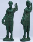 Romain - Statuette en bronze - 100 / 200 ap. J.-C.
Joli bronze représentant un homme debout, soit un notable ou l'empereur, le reste d'une haste dans...