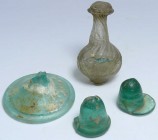 Romain - Lot de 4 fragments d'objets en verre - 100 / 300 ap. J.-C.
Petit ensemble de 4 objets en verre, pied de verre, 2 fragments de bouchon de car...