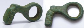 Romain - Clé en bronze - 100 / 400 ap. J.-C.
Clé en bronze avec une belle patine vert olive. 40 mm.