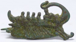 Romain - Fibule en bronze - 100 / 400 ap. J.-C.
Belle fibule en bronze représentant une galère avec 4 rameurss. Le hardillon est toujours présent. 32...