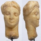 Romain - Tête en marbre - 200 / 400 ap. J.-C.
Tête d'homme jeune en marbre. Travail de la deuxième moitié de l'Empire romain. 75 mm.