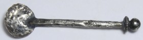 Romain - Cuillère en argent - 200 / 400 ap. J.-C.
Petite cuillère en argent, peut être à onguent réhaussée d'une sphère. 85 mm.