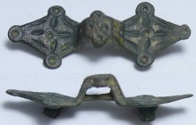 Mérovingien - Fibule en bronze - 600 / 900 ap. J.-C.
Jolie fibule en bronze gravée de croix et d'osselles. Manque le hardillon. 62 mm.