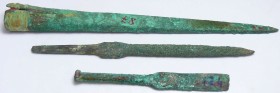 Epoque antique - Ensemble de 3 objets en bronze
Ensemble composé de 2 pointes de flèche ou garot et d'un outil de type ciseaux à bois. Probablement A...