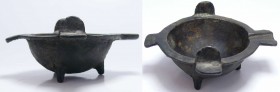 Iran - Versoir en bronze - 1200 / 1300 ap. J.-C.
Récipient tripode hémisphérique en bronze. Belle patine brune. 105 mm.