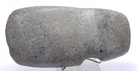 Néolithique - Equateur - Grande hâche polie - Vers 8000-5000 av. J.-C
Magnifique hâche à gorge de fixation en trachyte dure (roche volcanique). Très ...