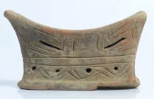 Précolombien - Equateur - Autel en terre cuite - 500 / 1500 ap. J.-C.
Joli petit autel en terre cuite de couleur orangée joliment gravé de frises géo...