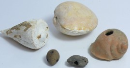 Précolombien - Equateur - Lot de 5 objets, fossiles et terres cuites - 500 / 1500 ap. J.-C.
Lot de 6 objets dont 4 en terre cuite ; coquillage, sceau...