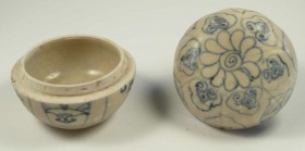 Vietnam - Dynastie Ming - Boite à parfum - 15ème siècle
Boite à parfum recouverte d'une glaçure blanche et bleue - couvercle décoré de motifs floraux...