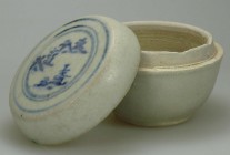 Vietnam - Dynastie Ming - Boite à parfum - 15ème siècle
Boite à parfum recouverte d'une glaçure blanche. Le couvercle est décoré de paysages asiatiqu...
