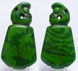 Chine - Idole hâche de style Hong Shan 
Jolie hâche idole en pierre verte polie rubannée. 85 mm.