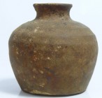 Chine - Longquan, Yuan - Pot en porcelaine - 13ème / 14ème siècle 
Petit pot en porcelaine de couleur marron très usée. Petits manques. Dimensions : ...