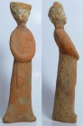 Chine - Tang - Statuette en terre cuite - 618 / 907 ap. J.-C. 
Importante statuette en terre cuite de couleur rouge représentant une dame de cour en ...