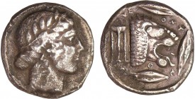 Sicile - Leontini - Tétradrachme (475-466 av. J.-C.)
A/ Tête laurée d’Apollon à droite. 
R/ ΛΕΟΝ -ΤΙ-ΝΟΝ. Tête de lion à droite la gueule béante, ti...