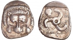 Lycie - Mithrapata - Statère (Après 380 av. J.-C.)
A/ Tête de lion de face.
R/ ΜΕΧ / ΡΑΓΑΤΑ Triskèle accosté d'une petite tête d'Athéna coiffée d'un...