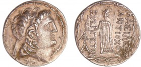 Seleucide - Antiochus VII, Euergetes - Tétradrachme (138-129 av J.-C.)
A/ Tête du roi à droite. 
R/ ΒΑΣΙΛΕΩΣ / ΑΝΤΙΟXΟΥ / ΕΥΕΡΓΕΤΟΥ deux monogrammes...