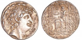 Seleucide - Antiochus VIII, Grypos - Tétradrachme (125-96 av. J-C)
A/ Tête diadémée d’Antiochus VIII à droite. 
R/ ΒΑΣΙΛΕΩΣ / ΑΝΤΙΟΧΟΥ / ΕΠΙ-ΦΑΝΟΥΣ ...