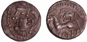 Lémovices - Drachme (80-60 av. J.-C.)
A/ Anépigraphe. Tête à gauche, les cheveux divisés en trois grosses mèches. 
R/ Anépigraphe. Cheval à gauche. ...