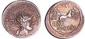 Lucilia - Denier (101 av. J.-C.)
A/ PV. Tête casquée de Rome à droite, dans une couronne de laurier fermée. 
R/ M. LVCILI. RVF au-dessus des chevaux...