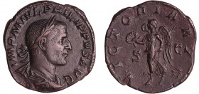 Philippe 1er - Sesterce - (244-245, Rome) - La Victoire
A/ IMP M IVL PHILIPPVS AVG Buste lauré à droite. 
R/ VICTORIA AVG. La Victoire marchant à ga...
