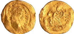 Justinien 1er - Sémissis (527-563, Constantinople)
A/ D N IVSTINIANVS PP AVG. Buste diadémé à droite.
R/ VICTORI AVGGG // CONOB Victoire assise à dr...