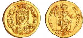 Justin II - Solidus (565-578, Theoupolis, (Antioche)
A/ ON IVSTINVS PP AVI. Buste casqué de Justin II de face, tenant de la main droite un globe surm...