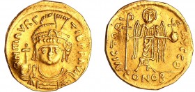 Maurice Tibère - Solidus (582-602, Constantinople)
A/ D N mAVRC Tib P P AVG. Buste de face tenant un globe surmonté d'une croix.
R/ VICTORIA AVGGϴ. ...