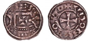 Orléanais - Comté de Vendôme - Anonyme - Denier
A/ Tête stylisée à droite, l'œil formé d'une croisette, devant un croissant entre deux annelets, un a...