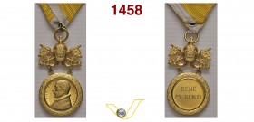 PIO XII 1939/1958 SENZA DATA medaglia BENE MERENTI completa di doppio aggancio al triregno sulle chiavi decussate,sopra anello con nastrino triangolar...