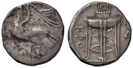 GRECHE - BRUTTIUM - Crotone - Nomos - Aquila stante a s. retrospiciente su testa di cervo /R Tripode; a d. lettera; e leggenda KPO Mont. 3324; S. Ans....