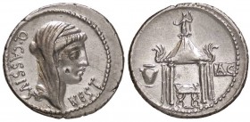 ROMANE REPUBBLICANE - CASSIA - Q. Cassisus Longinus (55 a.C.) - Denario - Testa di Vesta a d. /R Tempio di Vesta; all'interno, una sedia e ai lati un'...