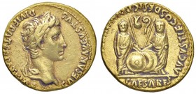 ROMANE IMPERIALI - Augusto (27 a.C.-14 d.C.) - Aureo - Testa laureata a d. /R Caio e Lucio stanti reggono una lancia ed uno scudo ciascuno, nel campo ...