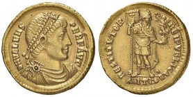ROMANE IMPERIALI - Valente (364-378) - Solido (Antiochia) - Busto diademato e drappeggiato a d. /R Valente stante di fronte e la testa a d. con labaro...