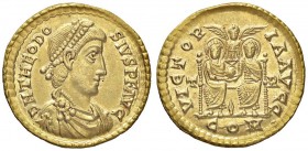 ROMANE IMPERIALI - Teodosio I (379-395) - Solido (Treviri) - Busto diademato, drappeggiato e corazzato a d. /R Teodosio e Valentiniano seduti tengono ...