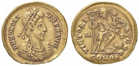 ROMANE IMPERIALI - Onorio (393-423) - Solido (Milano) - Busto diademato e drappeggiato a d. /R L'Imperatore stante a d. con stendardo e globo sormonta...