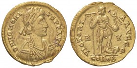 ROMANE IMPERIALI - Onorio (393-423) - Solido (Ravenna) - Busto diademato e corazzato a d. /R L'Imperatore stante a d. con stendardo e globo sormontato...