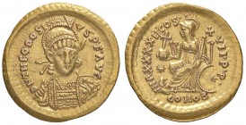 ROMANE IMPERIALI - Teodosio II (402-450) - Solido (Costantinopoli) - Busto elmato e corazzato di fronte con lancia e scudo /R Costantinopoli elmata se...