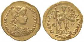 ROMANE IMPERIALI - Valentiniano III (425-455) - Solido (Ravenna) - Busto diademato e corazzato a d. /R L'Imperatore stante di fronte con lunga croce e...