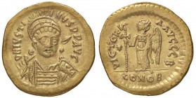 BIZANTINE - Giustino I (518-527) - Solido - Busto con elmo e corazza e lancia /R Vittoria stante a s. con globo crucigero e lunga croce, a s. stella R...