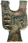 China
Chou-Dynastie 1122-255 v. Chr
Bronze-Spatengeld mit flachem Griff ca. 400/300 v.Chr. "arched foot". An Yi Er Jin (kopfständig). 63 X 38 mm; 23...
