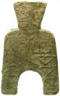 China
Chou-Dynastie 1122-255 v. Chr
Bronze-Spatengeld mit flachem Griff ca. 400/300 v.Chr. "arched foot". An Yi Yi Jin. 68 X 42 mm; 22,57 g.
schön