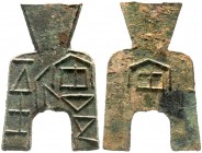 China
Chou-Dynastie 1122-255 v. Chr
Bronze-Spatengeld mit flachem Griff ca. 400/300 v.Chr. "arched foot". An Yi Yi Jin/An. 55 X 36 mm; 11,08 g.
seh...