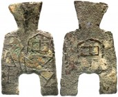 China
Chou-Dynastie 1122-255 v. Chr
Bronze-Spatengeld mit flachem Griff ca. 400/300 v.Chr. "arched foot". An Yi Er Jin/An. 68 X 41 mm; 25,15 g.
seh...